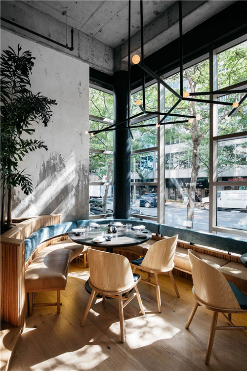 旭彩网：餐厅装修案例——天然材料的古朴与优雅